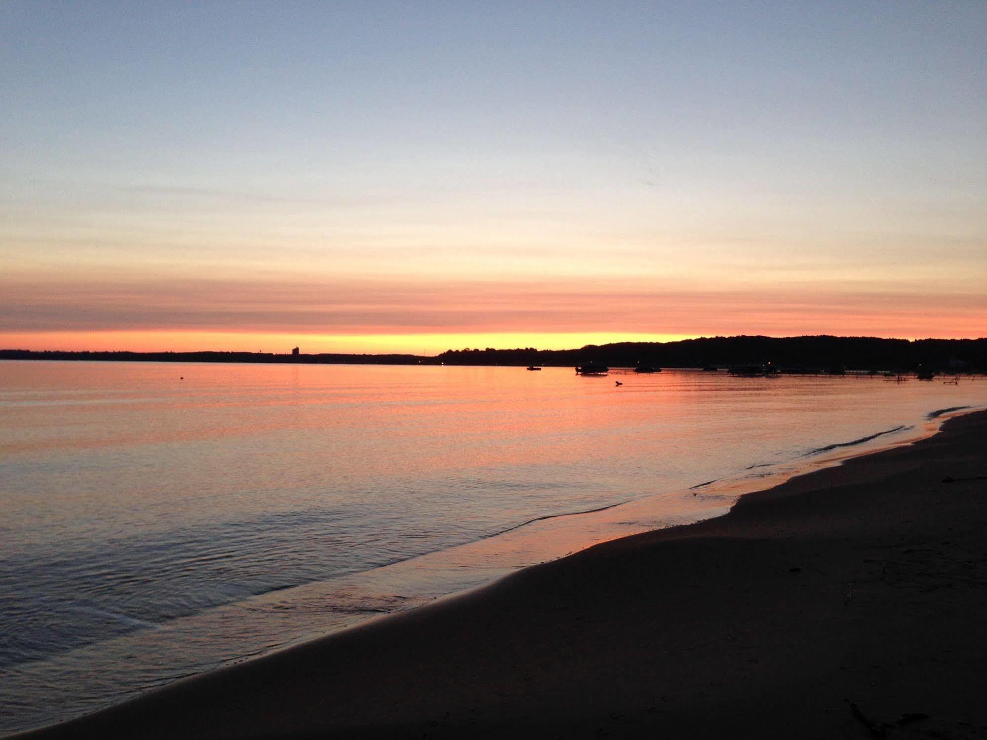 The Beach Haus - Traverse City Exteriör bild